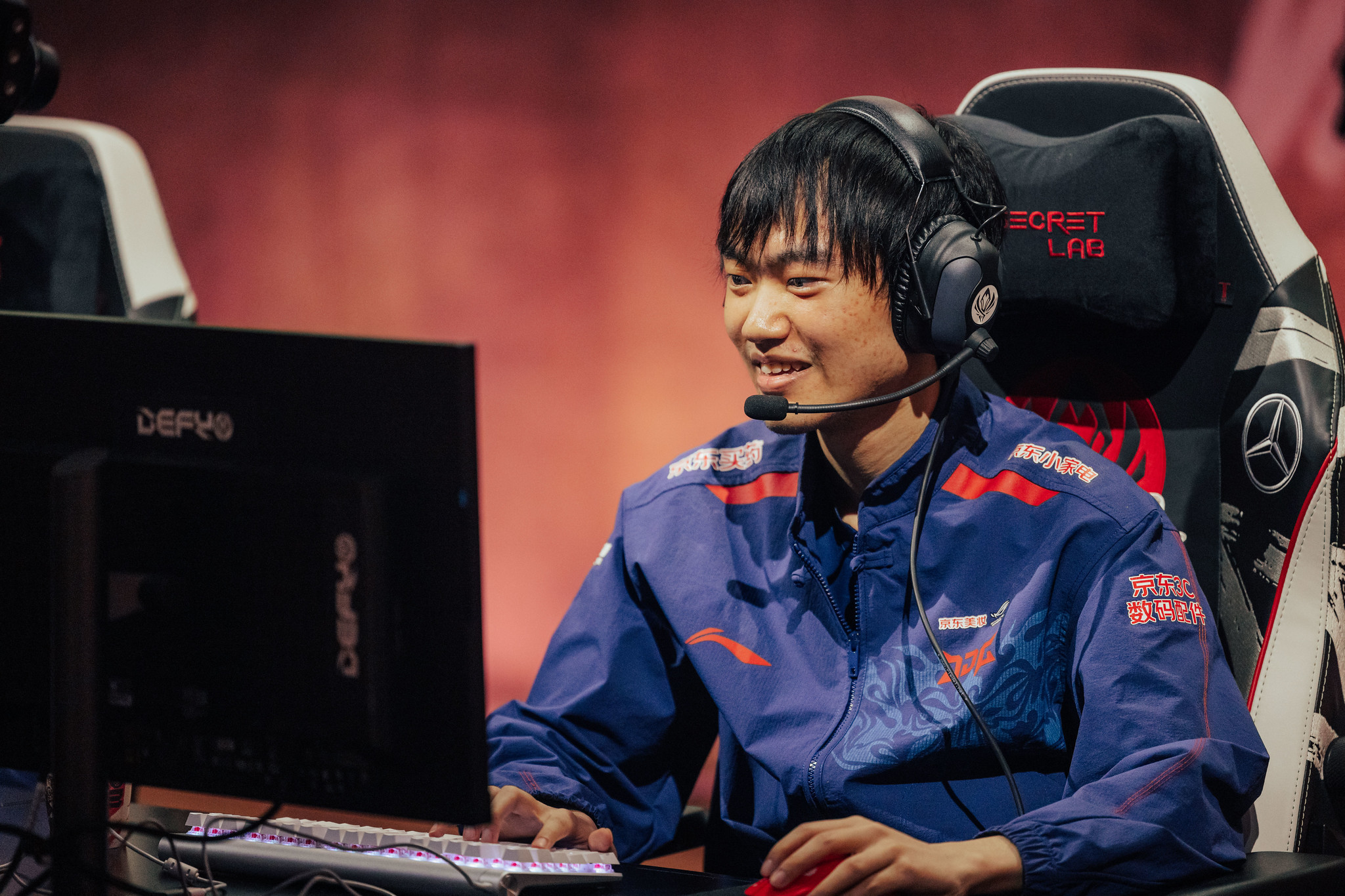 GEN横扫JDG，Zeus极限生还后反打宿命之战八强赛，点燃全场激情